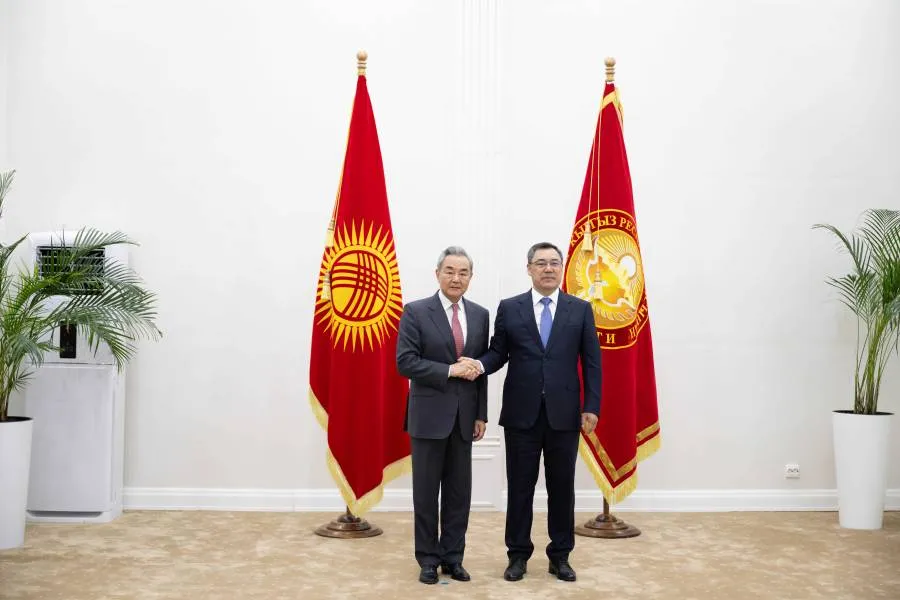 Il presidente del Kirghizistan Japarov ha ricevuto il ministro degli Esteri cinese Wang Yi
