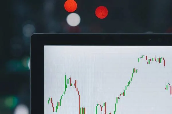 Gli indici futures USA in rialzo mentre il petrolio arretra