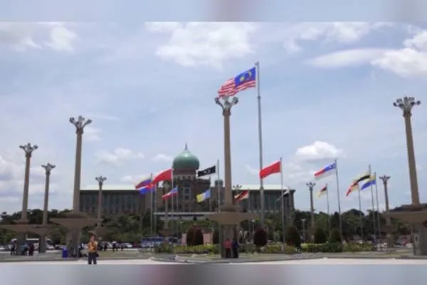 تايلاند وباكستان وماليزيا تتفق مع إيران بشأن العبور عبر مضيق هرمز