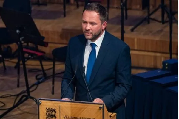 Ministra Dervekirina Estoniyê Tsahkna pêşangeha pîrozbahiyê ji bo hevokê xwe ya Portûgalî Rangel kir