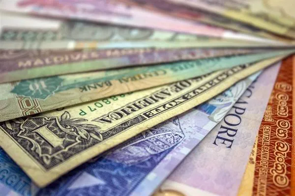 Еврото и британският паунд леко поскъпнаха спрямо долара на валутните пазари