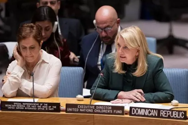 Russell diskutoi të drejtat e fëmijëve me Presidenten e Islandës Tomasdóttir