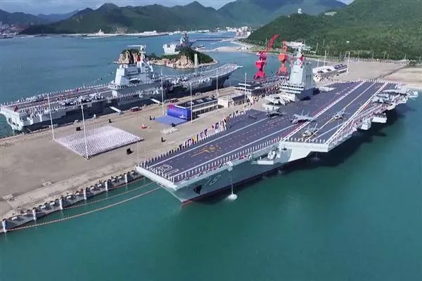 Kapalê dayîka tayyareyên “Fujian” ya Çînê ê di deryayên vekirî de bi rûniştinên herdemî dixebite