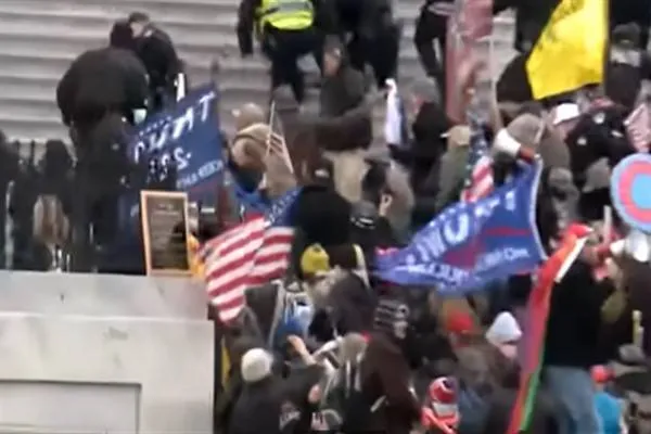 Per una partecipante all’attacco al Campidoglio si terranno funerali militari