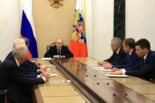 Putin, civakê ya saziyê ya parastinê de civîn kir
