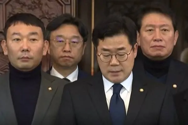 Los partidos de oposición de Corea del Sur presentan una moción para destituir al presidente Yoon