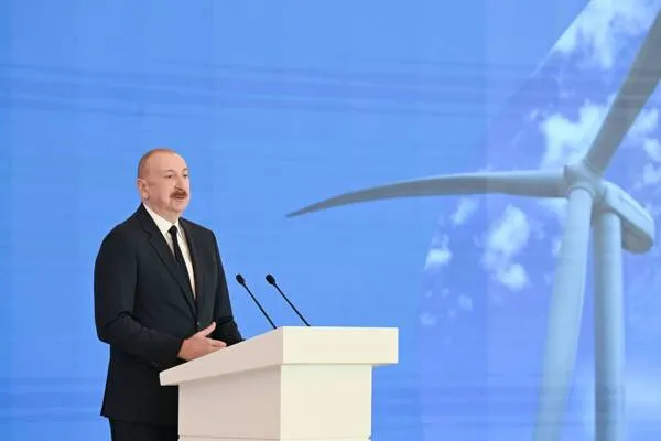 Aliyev depone fiori davanti al monumento a Heydar Aliyev a Tashkent