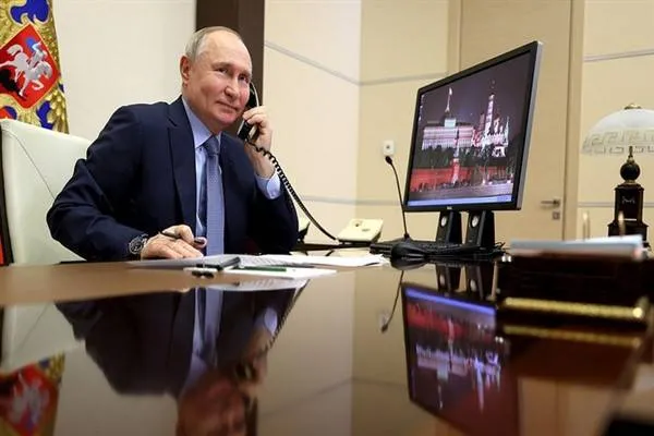 נשיא רוסיה פוטין נפגש בשיחה טלפונית עם נשיא אוזבקיסטן מירזייוב