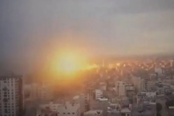 الهجمات الإسرائيلية تقتل ما لا يقل عن 12 شخصًا في أنحاء لبنان وتُصيب العشرات