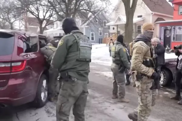 مينيسوتا ترفع دعوى لإنهاء الزيادة في عدد عملاء ICE في الولاية