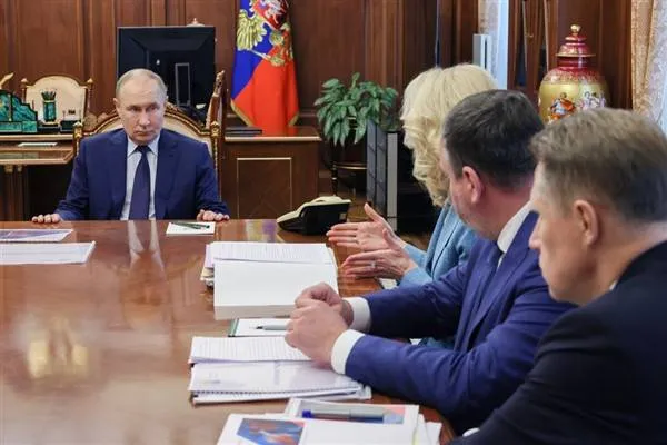 Putin holds meeting on social issues