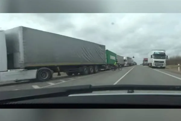 La Bielorussia minaccia di confiscare oltre mille camion lituani