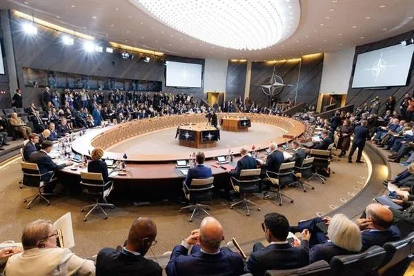Aliații NATO promit să cumpere mai multe arme americane pentru Ucraina