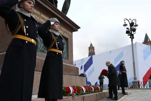 Putin deposita una ofrenda floral en la Plaza Roja en el Día de la Unidad Nacional