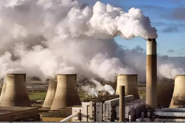 Rapora nû: Projeyên karûbarên fosîlî tenduristiya 2 mîlyar kesan di xetere de dikin