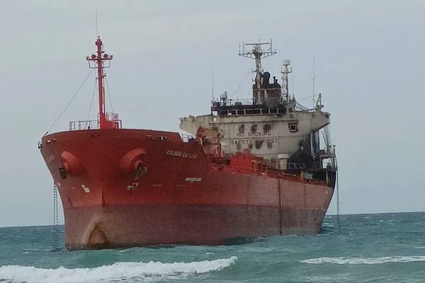 Атака с дрон в Черно море: танкер под китайски флаг заседна край Самсун