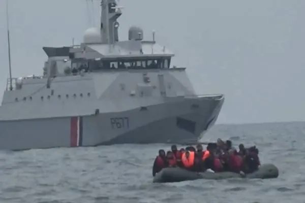 Qayiqek ku 200 koçber di nav de bû li derveyî peravên Gambiyayê binav bû; dehan kes winda ne