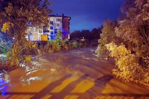 Реките Янтра и Белица в България достигнаха критични нива след проливните дъждове