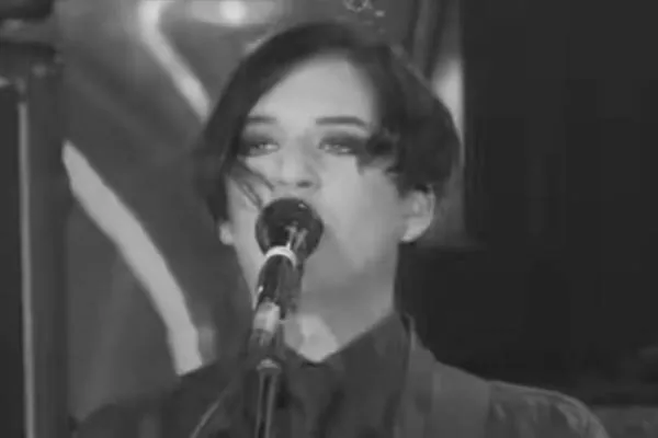 Künstler Brian Molko wird beschuldigt, Meloni als 