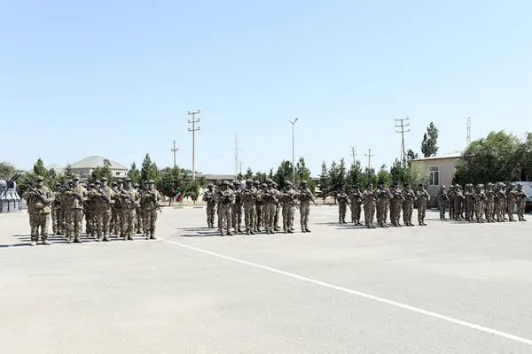 Cerimonia di consegna dei diplomi del Corso di bonifica di ordigni esplosivi nella Marina dell'Azerbaigian