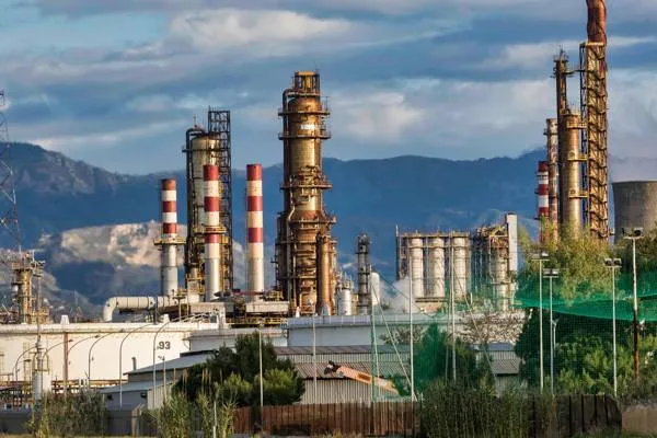 Oil prices change little after rise due to US-Venezuela tensions