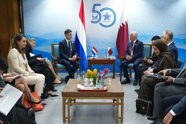 Al-Muraikhi meets with Dutch Foreign Minister Berendsen
