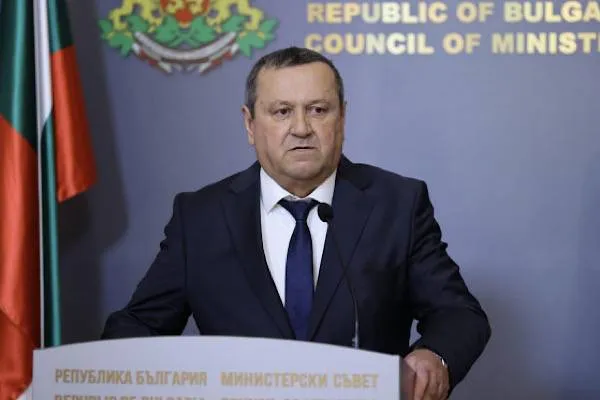Su istruzione di Ademov è stato attivato il Piano nazionale d’azione per l’occupazione
