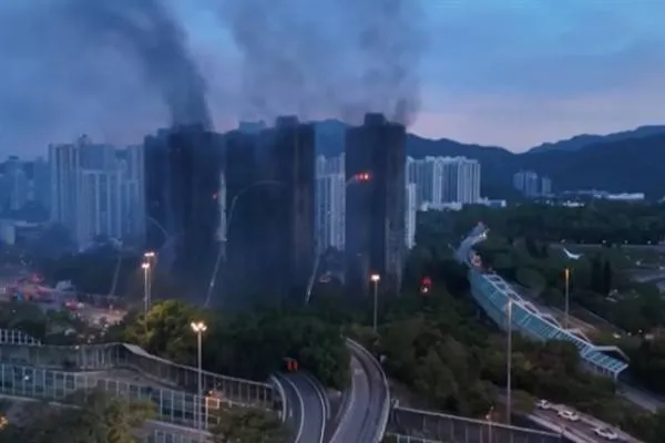 Pompierii din Hong Kong încearcă încă să ajungă la persoanele blocate