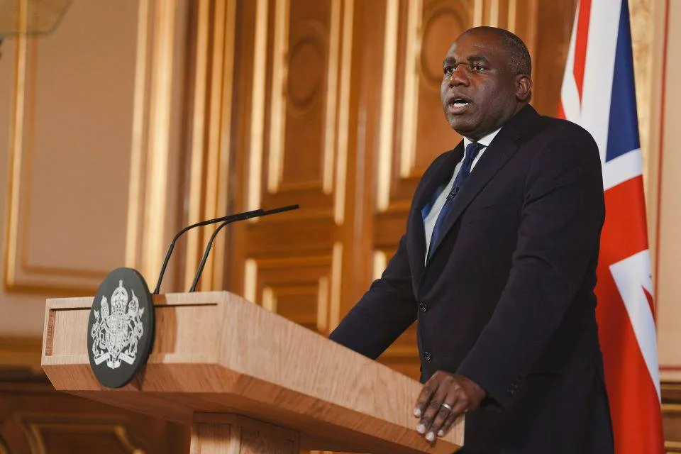 Lammy: Estamos golpeando los ingresos petroleros de Putin
