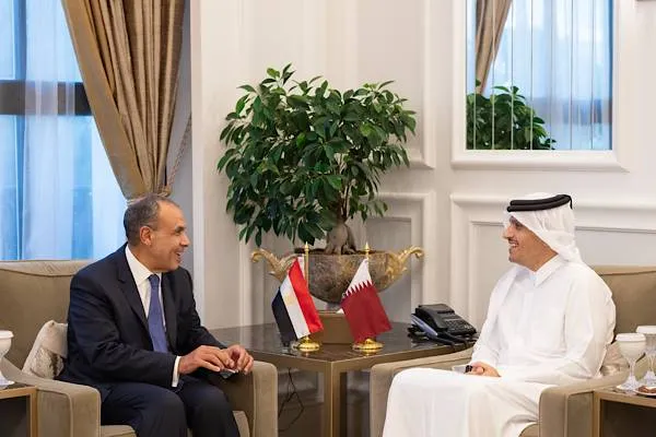 ראש ממשלת קטר א-ת'אני דן במתיחות האזורית עם שר החוץ המצרי