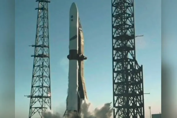 صاروخ بلو أوريجن يهبط بالمُعزِّز لأول مرة بنجاح