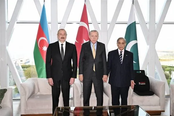 Aliyev s-a întâlnit cu Erdoğan și Sharif la Baku