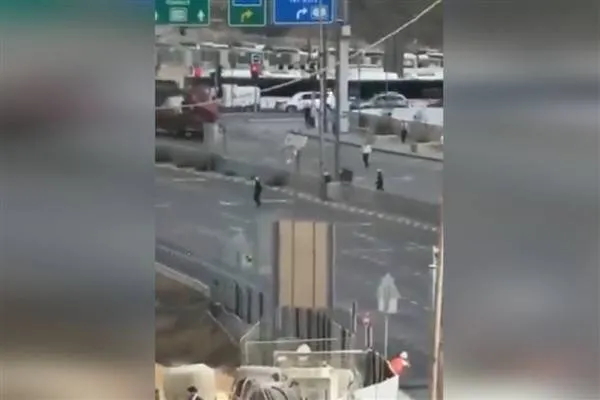Quattro persone sono morte e almeno 15 sono rimaste ferite in un attacco armato a Gerusalemme