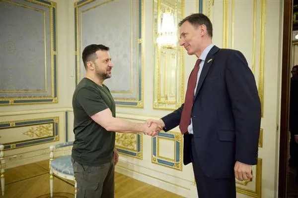Il presidente dell'Ucraina Zelenski ha incontrato il ministro delle Finanze del Regno Unito Hunt