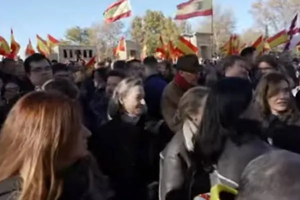 آلاف الأشخاص يتظاهرون في مدريد للمطالبة بانتخابات مبكرة