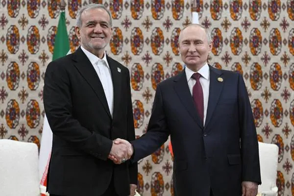 פוטין נפגש עם נשיא איראן פזשכיאן