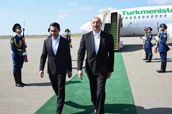 Turkmenischer Präsident Berdimuhamedow in Füzuli empfangen