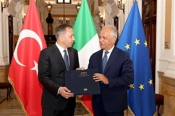 الوزير يرليكايا يلتقي نظيره الإيطالي بيانتيدوزي في روما