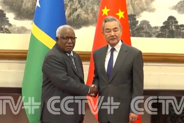 Ministri i Jashtëm i Kinës Wang Yi u takua me ministrin e Jashtëm të Ishujve Solomon, Houenipwela