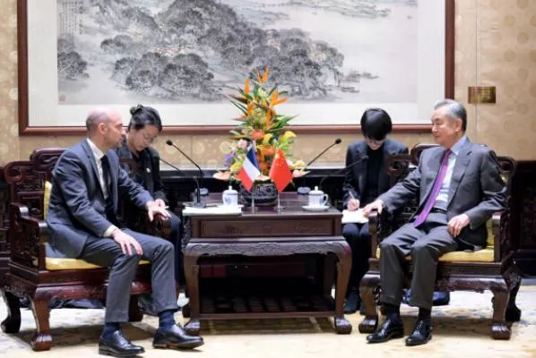 Ministê Derveyî Çînê bi hemberê xwe ya Fransayê re civî