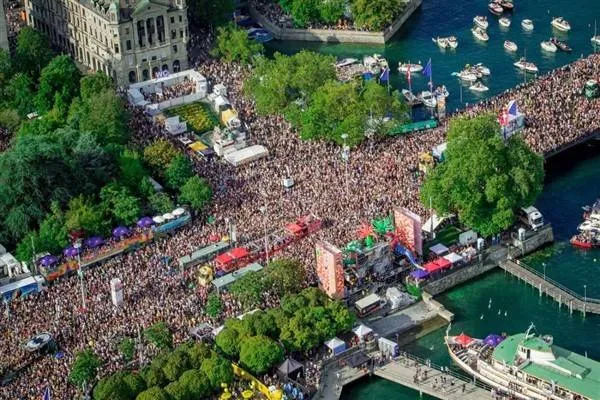 La plus grande fête techno de rue d'Europe a commencé