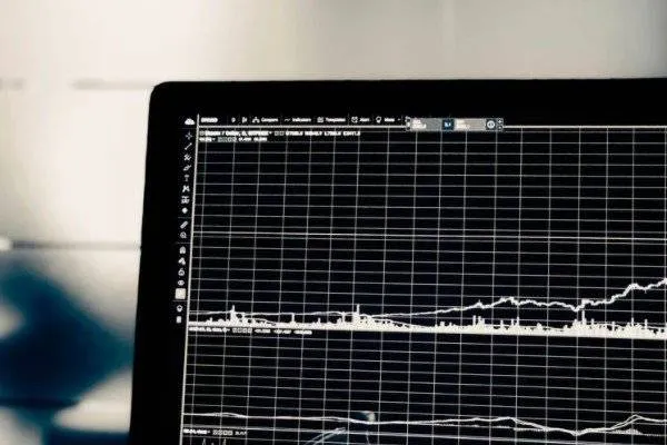 Bitcoin bi hêvîya kêmkirina rêjeya Fedê ser 93.000 dolarê derbas bû