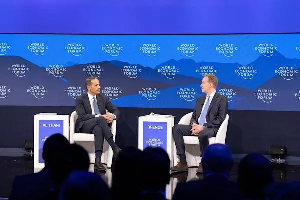 Serokwezîrê Qatarê Al-Thani beşdarî Foruma Aborî ya Cîhanê bû