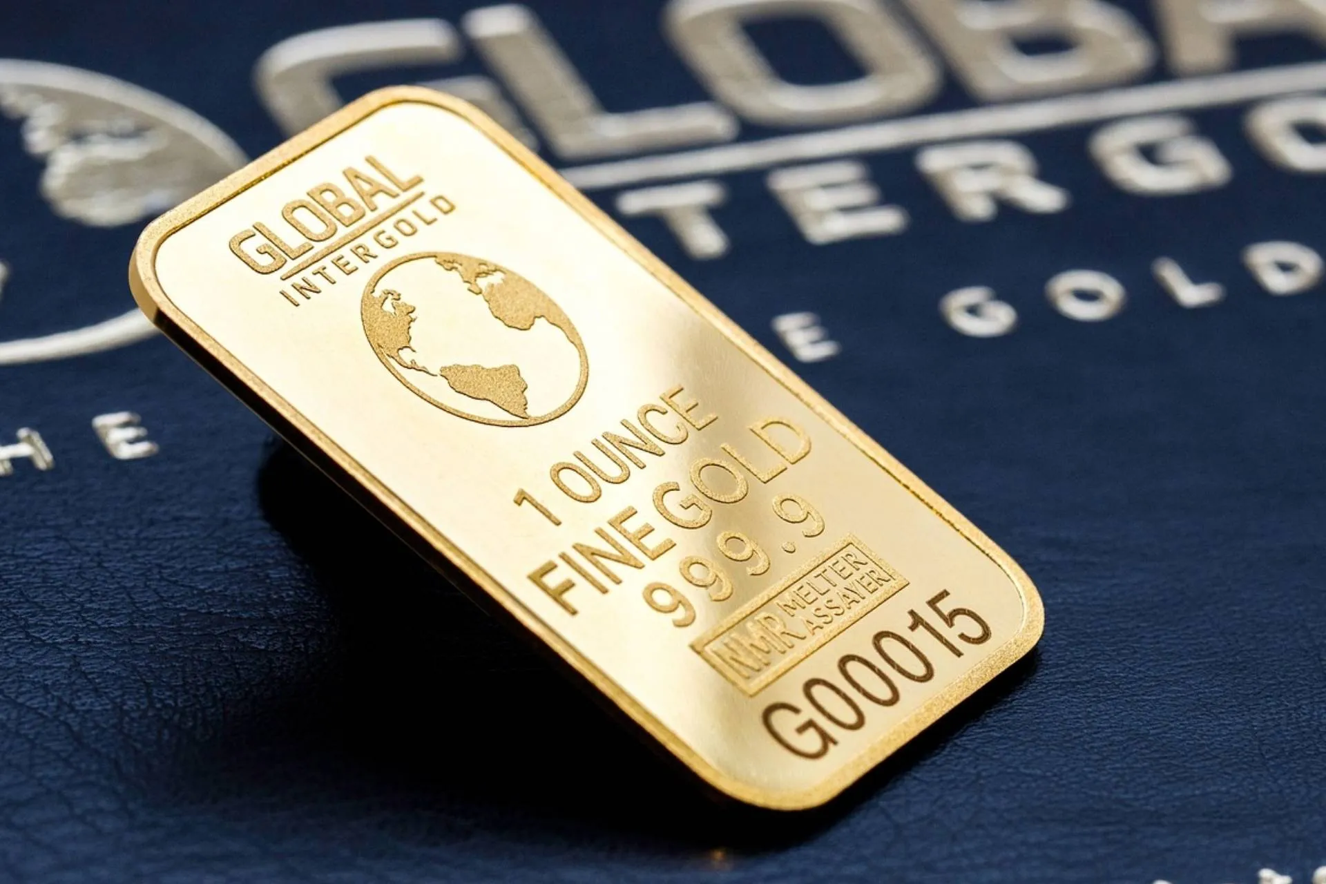 Златото поевтиня, докато при благородните метали се наблюдава ръст