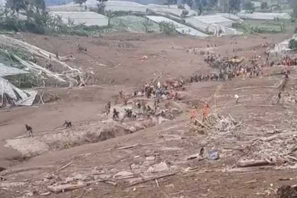 Li Endonezyayê di berxê axê de herî kêm 16 kes mirin, 80 kes windane