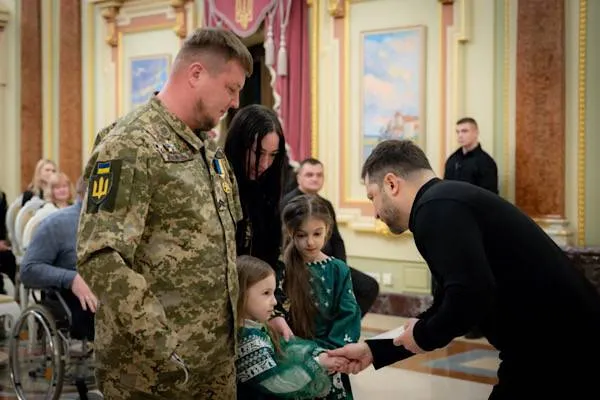 زيلينسكي يمنح شهادات سكن لذوي الشهداء