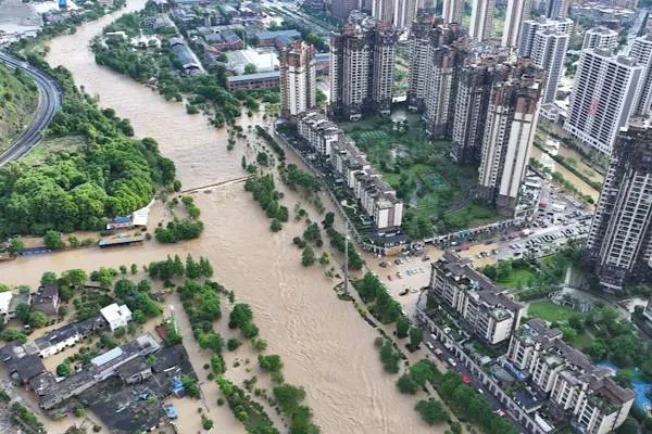 Allerta per forti piogge e inondazioni in Cina: migliaia di persone evacuate