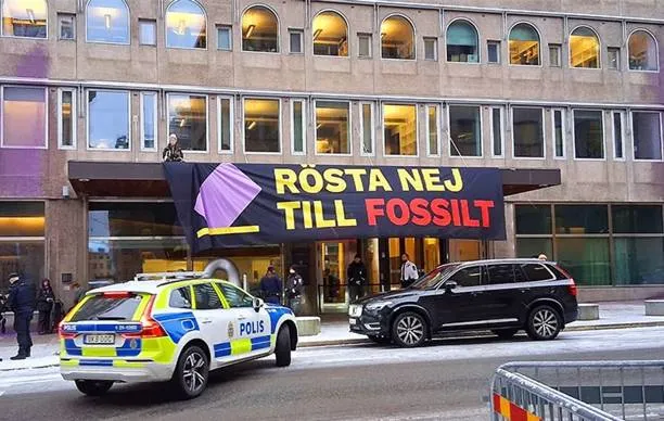Umweltaktivisten in Schweden kletterten auf das Dach eines Regierungsgebäudes