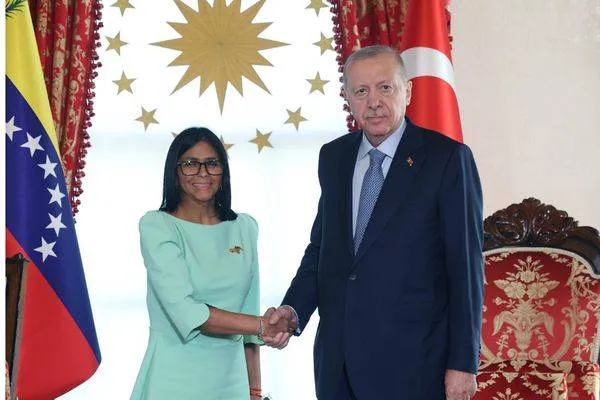 Erdogan recibió a la presidenta interina de Venezuela, Rodríguez, en Dolmabahçe
