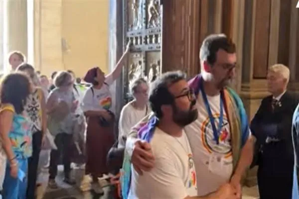 Katolîkên LGBTQ+ di ziyarêta dîrokî ya Vatîkanê de beşdar dibin